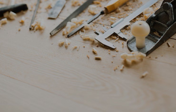 carpentry-tools-wooden-table-background_1098-14176